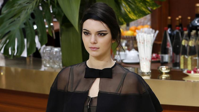 Kendall Jenner aparece con el pelo platinado