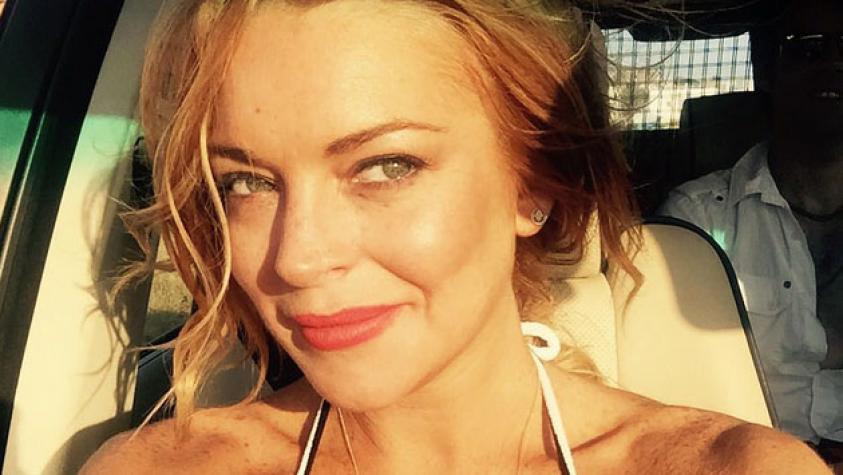 Lindsay Lohan posa en topless frente al espejo