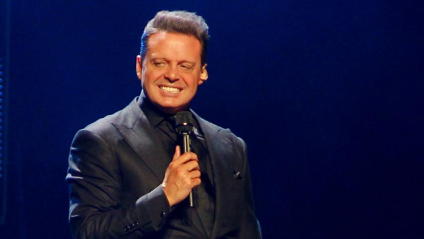 Luis Miguel terminó en el suelo en medio de un show