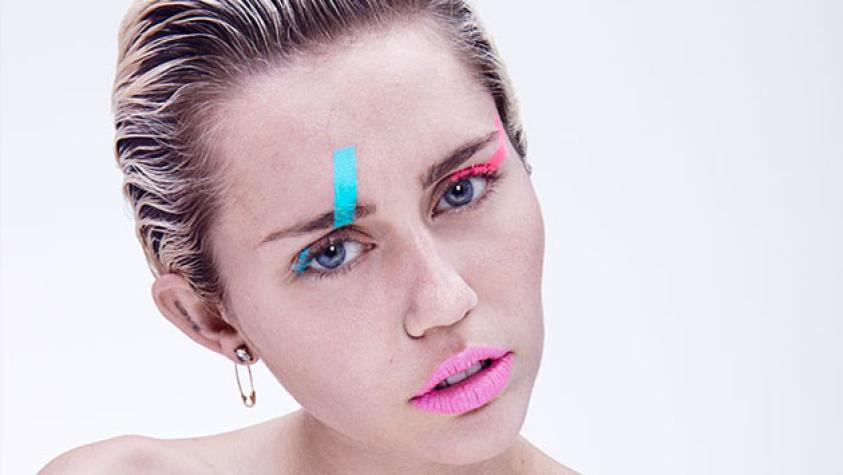 Captan a Miley Cyrus besándose con su nueva novia