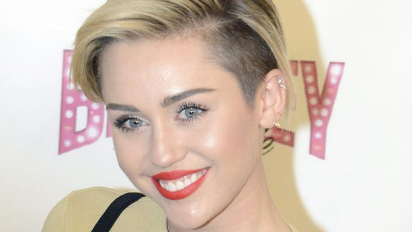 Aseguran que Miley Cyrus tiene una relación con un Ángel de Victoria´s Secret