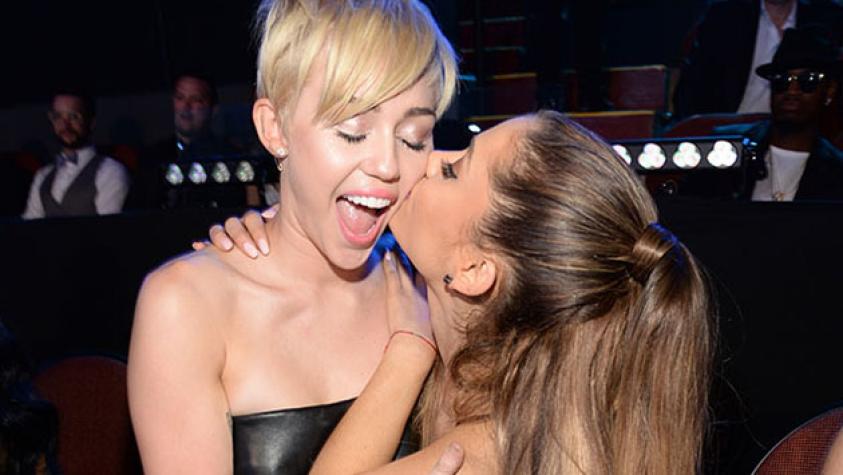 Ariana Grande y Miley Cyrus cantan juntas y en pijama