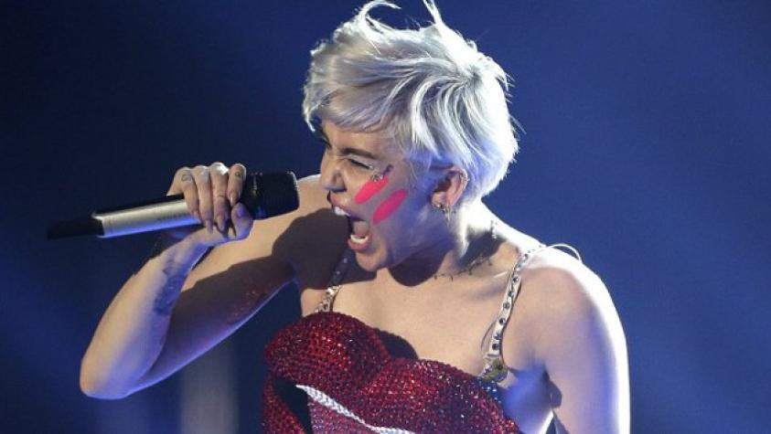 Miley Cyrus se burla de Selena Gomez durante un concierto