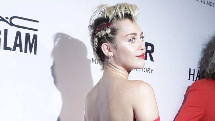 Miley Cyrus aparece en una gala con una cita sin género definido