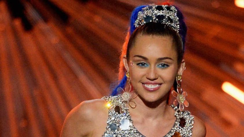 Miley Cyrus le envió un mensaje a Taylor Swift y su famoso grupo de amigas