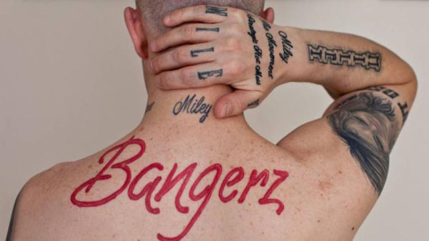 Hombre con 29 tatuajes de Miley Cyrus pide ayuda para borrarlos