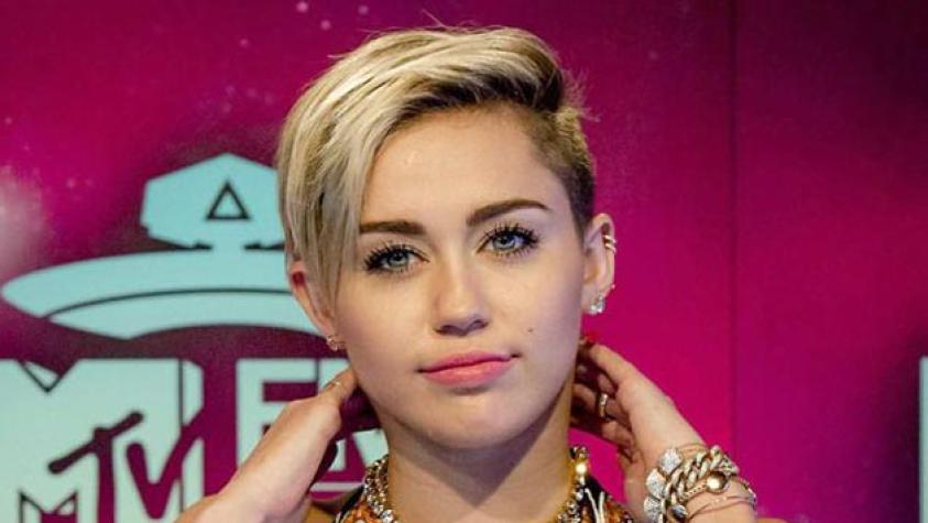 Novio de Miley Cyrus es captado con otra mujer