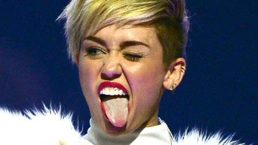 Miley Cyrus deja atrás el vello corporal y muestra cómo se depila