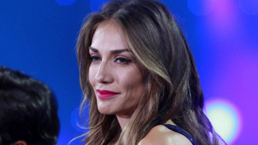 Escote de Carolina de Moras se roba las miradas en los Latin Grammy