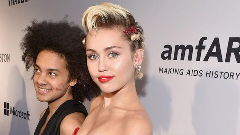 Miley Cyrus muestra orgullosa el crecimiento de su vello corporal