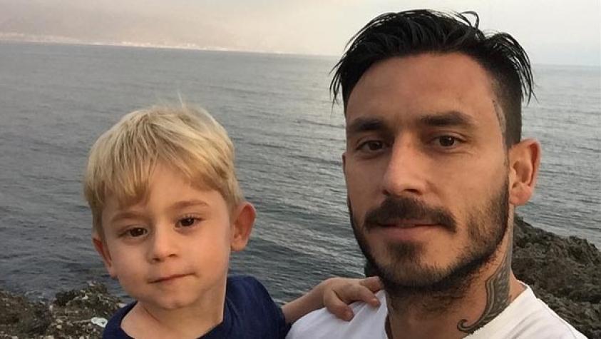 ¡Mauricio Pinilla le cortó el pelo a su hijo y quedaron igualitos!