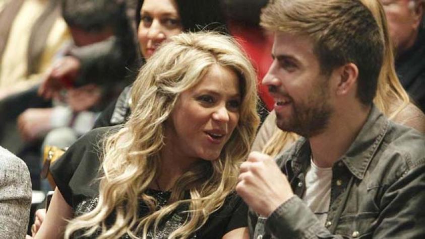 Piqué le pegó un fuerte pelotazo a Shakira