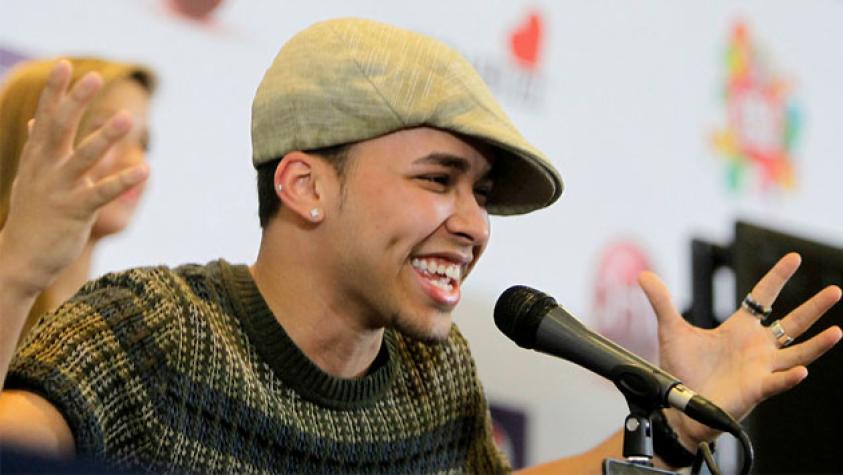 Prince Royce se une al club ¡Se cayó del escenario!