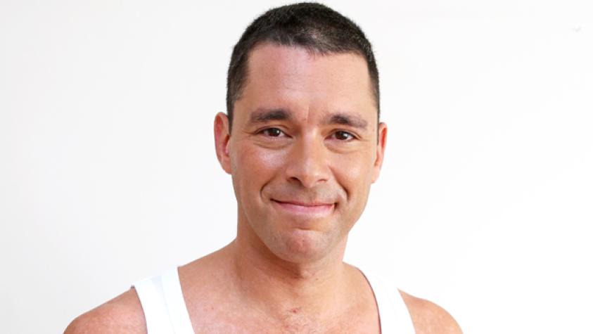 Hombre que pagó apuesta corriendo desnudo es ex chico reality