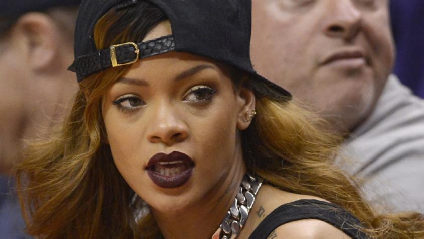 Rihanna muestra íntimo aro con sexy transparencia