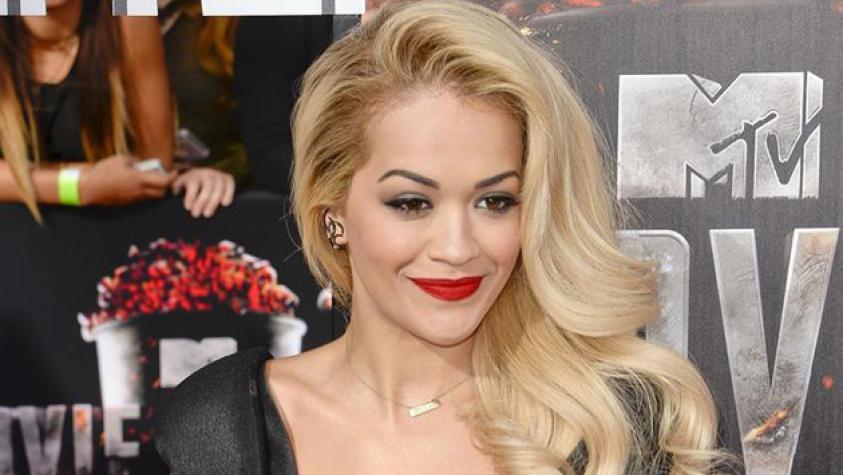 Rita Ora impacta con transparencia y sin sostén