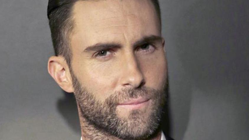 ¡Sin pelo! Adam Levine estrena cambio de look