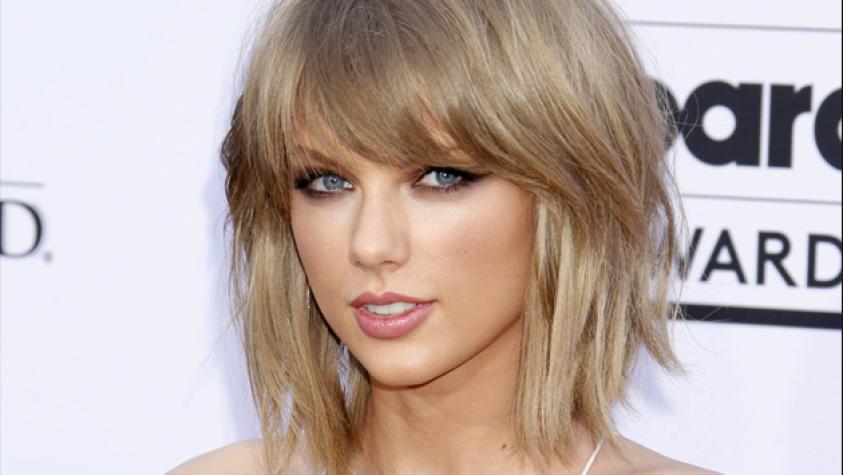 Taylor Swift se emociona en un concierto hablando sobre el cáncer de su mamá