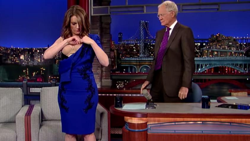 Tina Fey se sacó el vestido en medio de un programa de televisión