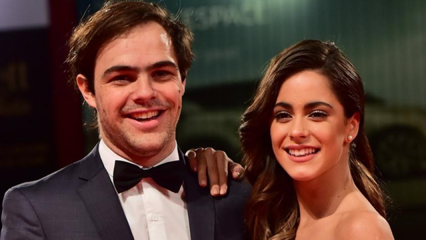 “Violetta” y su novio se besan apasionadamente en la alfombra roja de Venecia