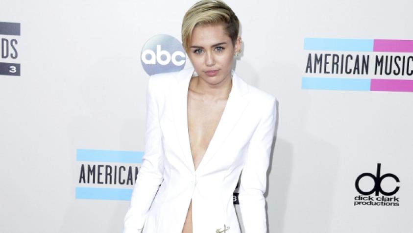 Miley Cyrus se muestra orinando en un bosque