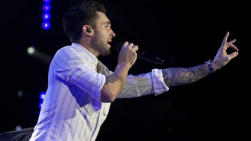 Adam Levine se “aterra” con fanática que subió al escenario a acosarlo