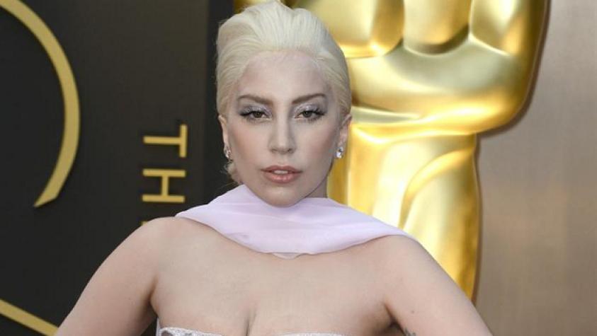 Lady Gaga adorna su espalda con nuevo y grande tatuaje