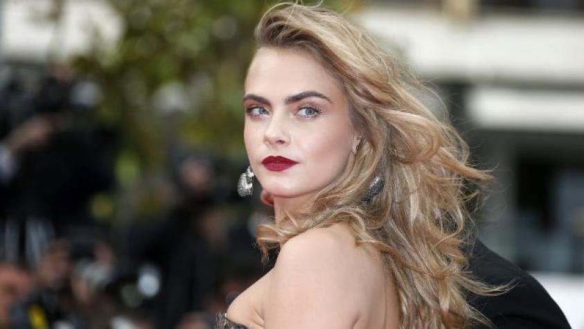 Cara Delevingne se desnudó en publicidad gráfica de marca top