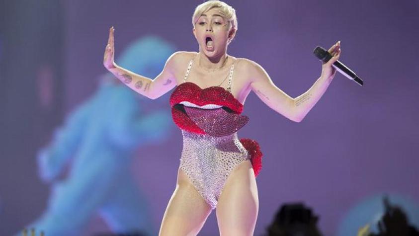 ¡Miley Cyrus se hizo un collar con una de sus muelas!