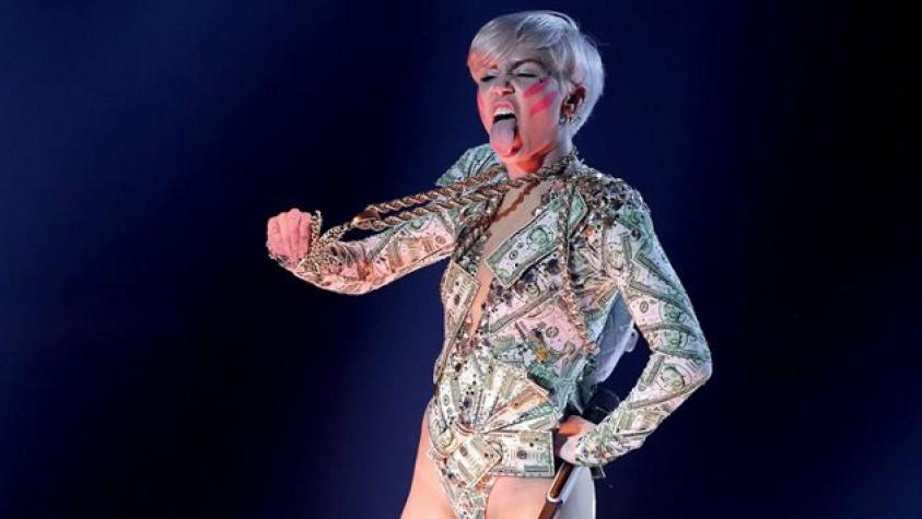 Miley Cyrus sorprende con dibujos en sus dedos