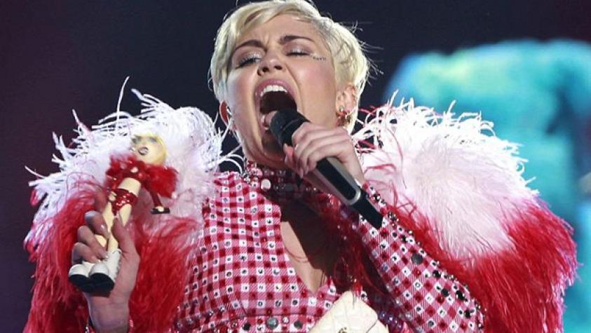 Miley Cyrus sorprende a todos con el puro más grande que haya fumado
