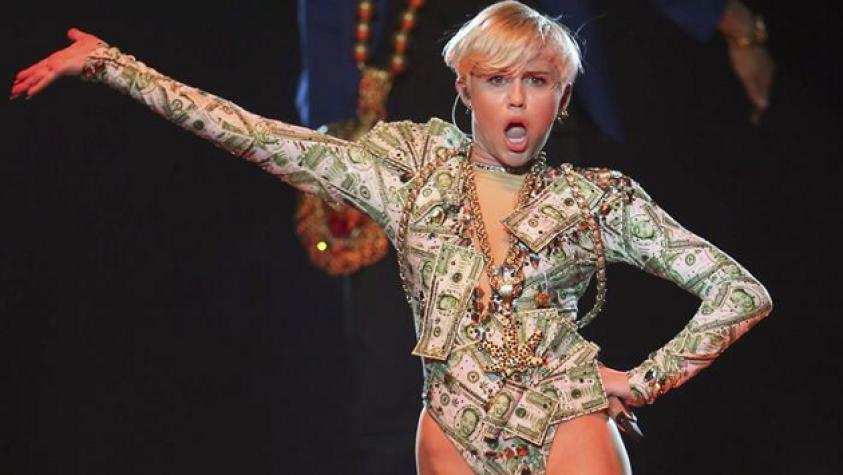 Miley Cyrus muestra como blanquea su pelo