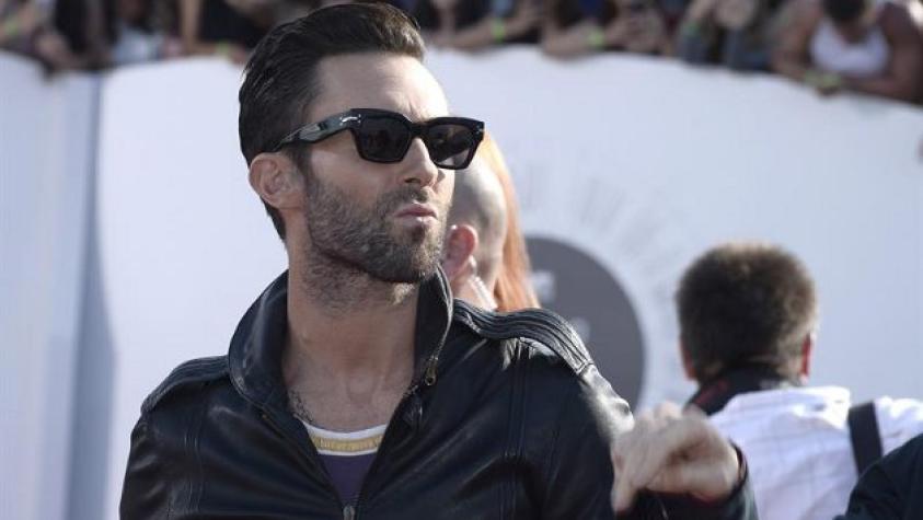 Como empolvado quedó Adam Levine luego que le lanzaran una bolsa de azúcar en la calle