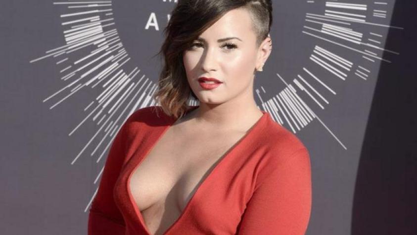 Demi Lovato encendió la alfombra roja de los VMAs con escote gigante