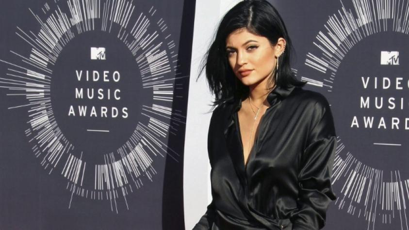 Kylie Jenner imita el look de su hermana