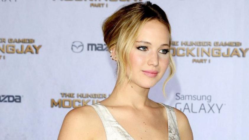 ¡Jennifer Lawrence juega a la pirámide humana en bikini!