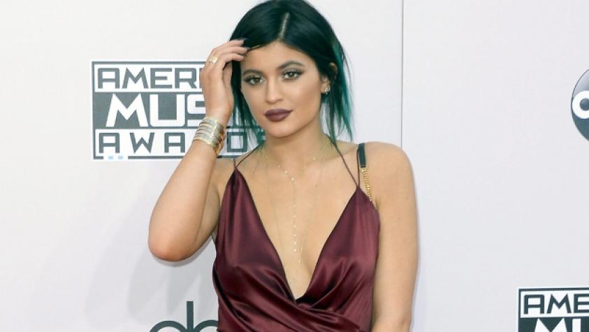 ¿Inconsecuencia? ¡Foto muestra a Kylie Jenner con aumento de busto!