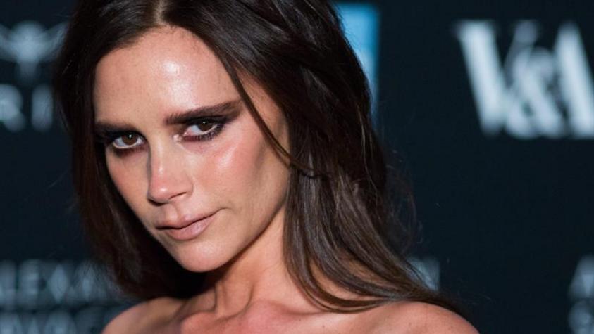 Victoria Beckham apareció a lo Uma Thurman en evento en Londres