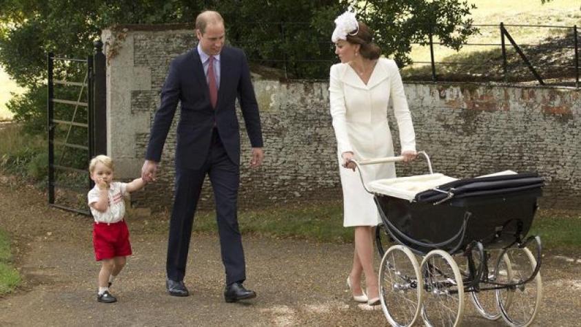 El Príncipe George viste igual que su papá para el bautizo de su hermana