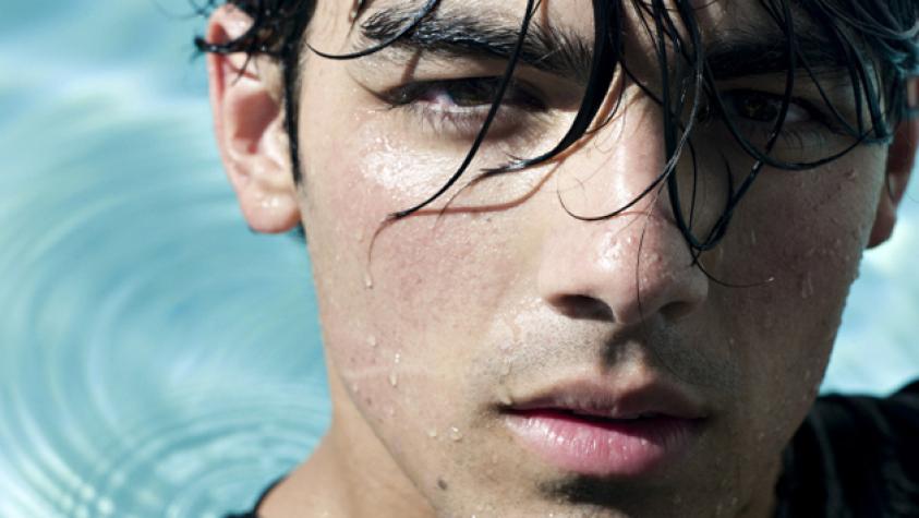 Ex Jonas Brothers y su particular look