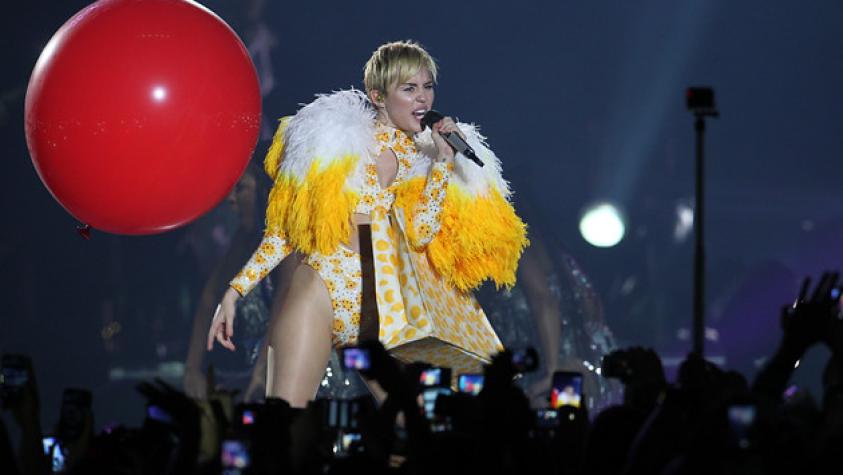 El osado "Bangerz Tour" aterrizó en el Movistar Arena