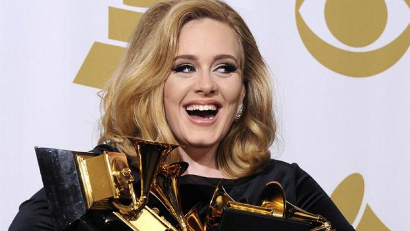 Adele apareció sin maquillaje y con su hijo en brazos