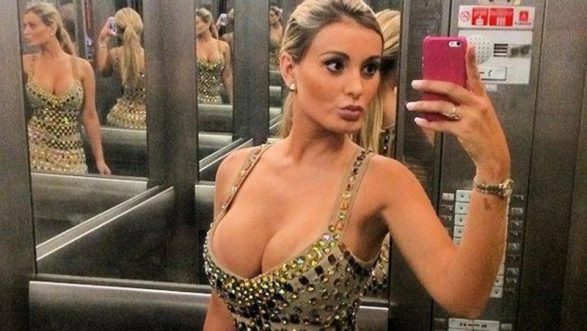 Modelo que se desnudó en cancha en el Mundial cambió el strapless por el beatle