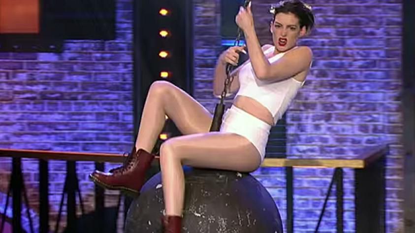 Anne Hathaway se luce interpretando a Miley Cyrus