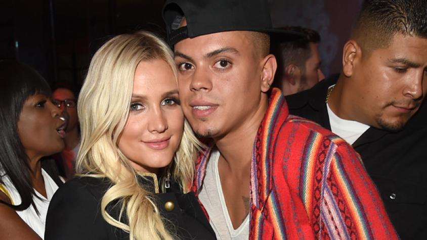 Ashlee Simpson y Evan Ross presentan a su hija