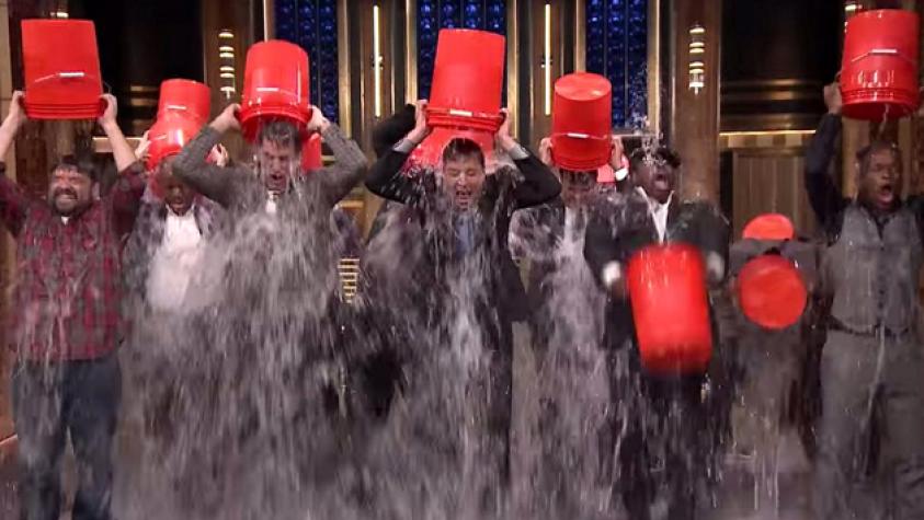 ¿Por qué las celebridades se lanzan baldazos de agua?