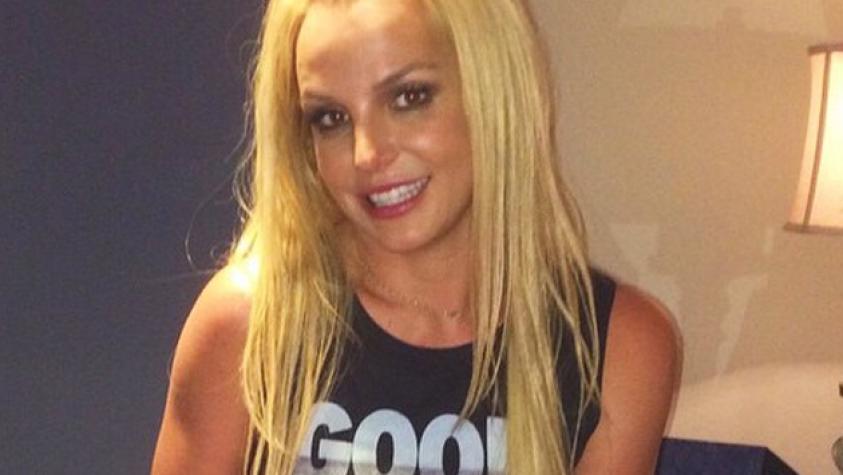 Britney Spears se ve regia en bikini amarillo