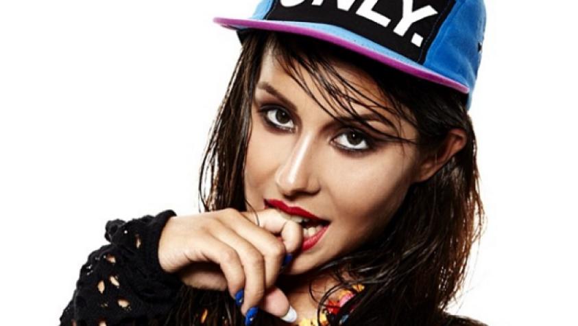 Denise Rosenthal se deja ver en colorido bikini