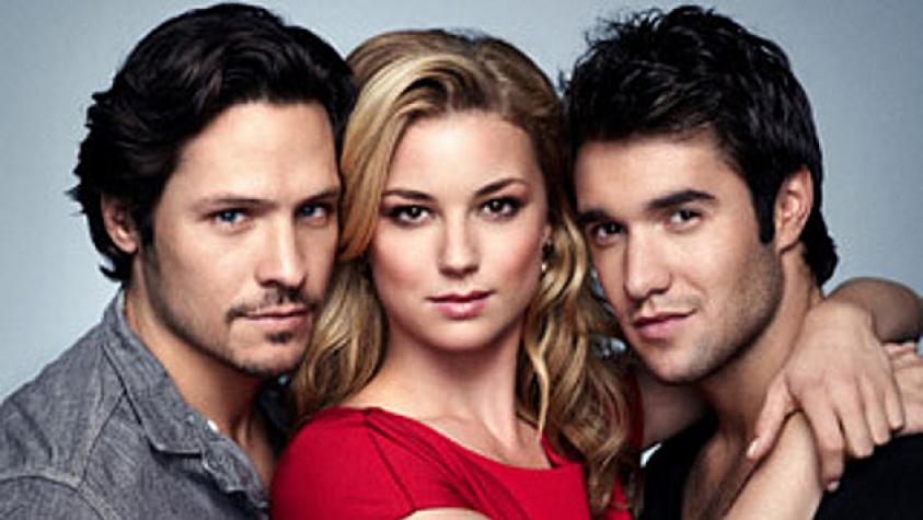 Actor de “Revenge” se desnudó para Cosmopolitan