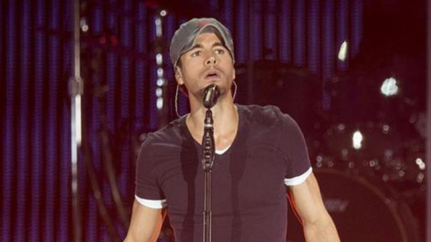 Enrique Iglesias se cayó en pleno concierto